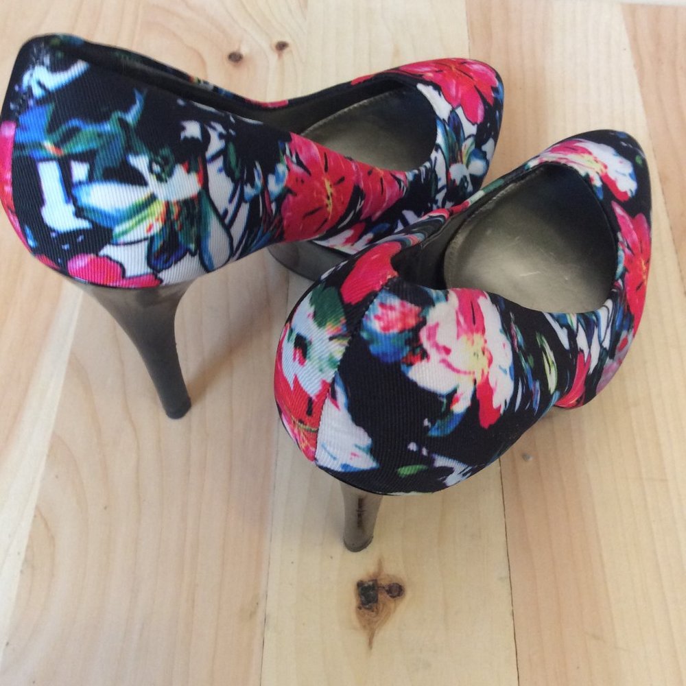Multi Colored Pump - Picture 2 of 7